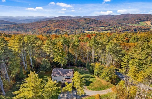 Quechee House | Fireplace, Dream Kitchen - 865 Marsh Family Rd