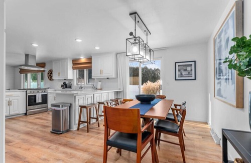 Howard House | Fireplace|Garage|Pets|King Bed!