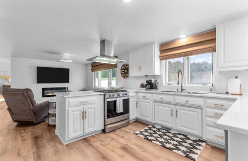Howard House | Fireplace|Garage|Pets|King Bed!