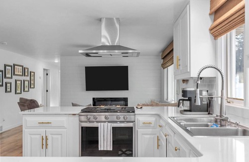 Howard House | Fireplace|Garage|Pets|King Bed!