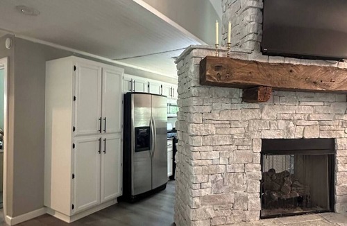 Isabella House | Fireplace Lodge - 1 mile from Golf Course & 5 mins from the lake!