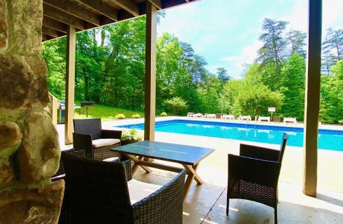 Logan House | Fireside Lodge - by The Chalets