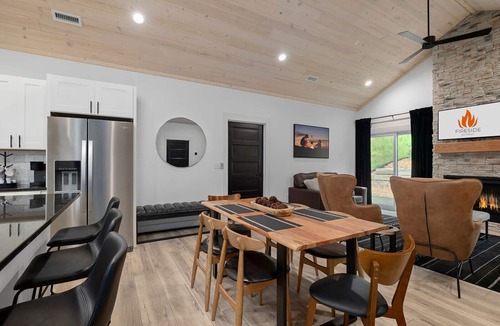 Branson Cabin | Fireside Retreat 🌲 Fire Pit 🔥 Hot Tub 💦 Lake Taneycomo Access