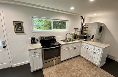 Greenburg House | Fireside Suite – 2BR, Pet-Friendly & Huge Yard