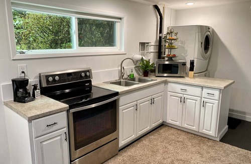 Greenburg House | Fireside Suite – 2BR, Pet-Friendly & Huge Yard