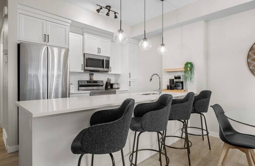 Cochrane Apartment | Fireside Vista | King Bed | Cable | Pets | Modern