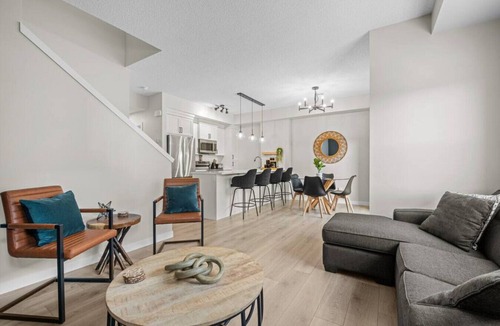 Cochrane Apartment | Fireside Vista | King Bed | Cable | Pets | Modern