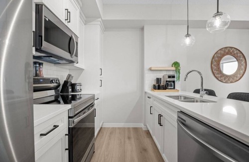 Cochrane Apartment | Fireside Vista | King Bed | Cable | Pets | Modern