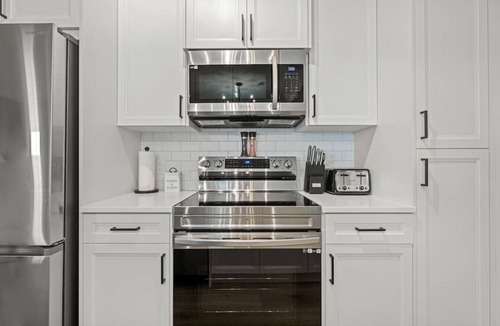 Cochrane Apartment | Fireside Vista | King Bed | Cable | Pets | Modern