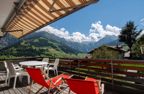 Adelboden Apartment | First-class vacation apartment with top views of the mountains.