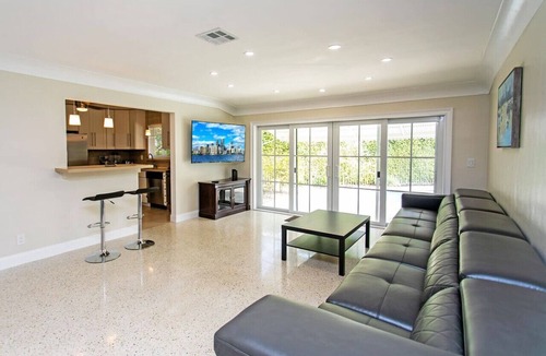 Downtown Hollywood Villa | First-Class Villa in Hollywood Lakes Heated Pool