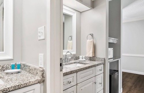 North East House | First Floor Bay View Deluxe Suite