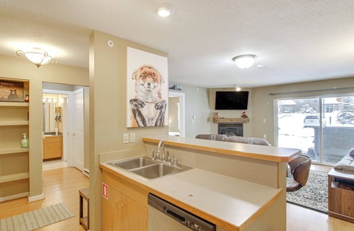 Big Sky Apartment | First-floor Big Sky Condo With Hot Tub!