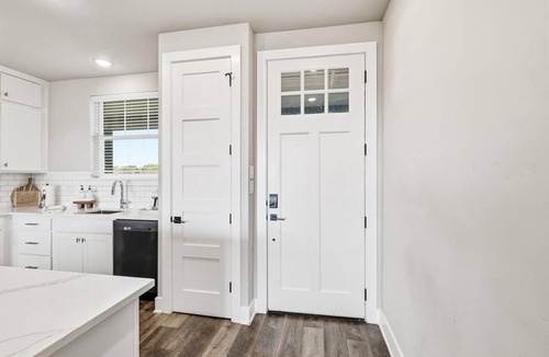 Graford Condo | First Floor Lakefront Possum Kingdom Condo - Marina Access - Pool, Hot Tub, Gym