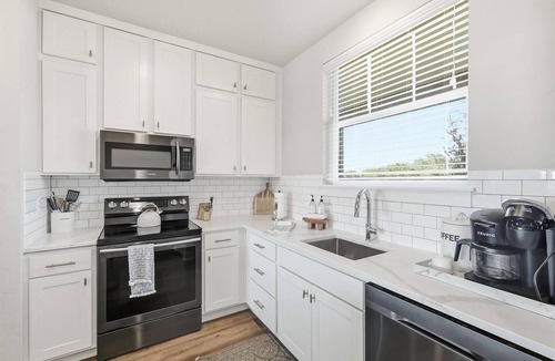Graford Condo | First Floor Lakefront Possum Kingdom Condo - Marina Access - Pool, Hot Tub, Gym