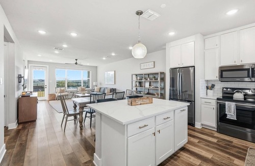 Graford Condo | First Floor Lakefront Possum Kingdom Condo - Marina Access - Pool, Hot Tub, Gym