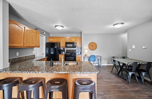 West Des Moines Apartment | First Floor | Onsite Gym | King Bed and More!