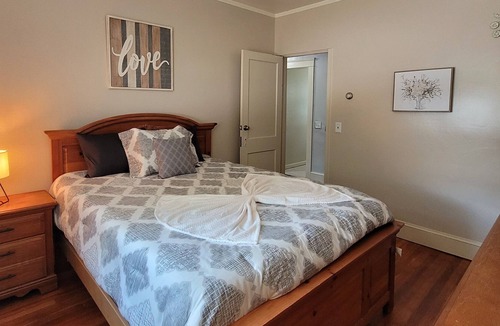 Elmhurst Apartment | First floor, parking, laundry, walk to downtown.