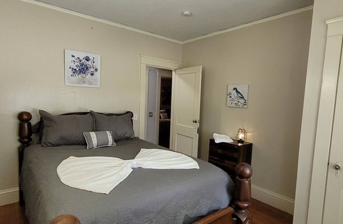 Elmhurst Apartment | First floor, parking, laundry, walk to downtown.