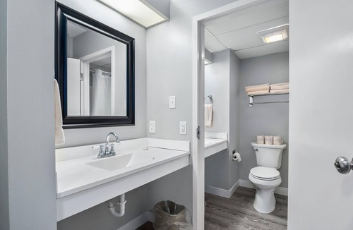 North East Hotel | First Floor Standard Suite Bay View