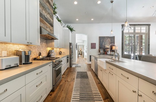 Truckee House | First Light By Tahoe Getaways - Luxury 3BR w Hot Tub & Yard in Grays Crossing