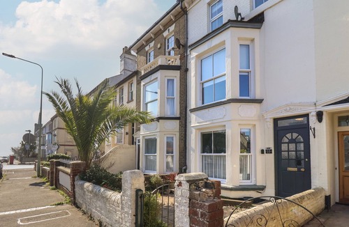 Lowestoft Cottage | FIRST LIGHT, pet friendly, with open fire in Pakefield