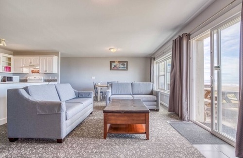 Lincoln City House | First Mate~2 bedroom oceanfront with beach access and HOT TUB!