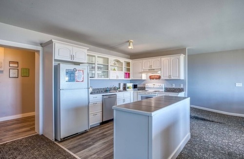 Lincoln City House | First Mate~2 bedroom oceanfront with beach access and HOT TUB!