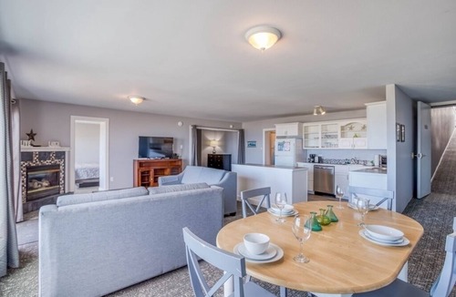 Lincoln City House | First Mate~2 bedroom oceanfront with beach access and HOT TUB!