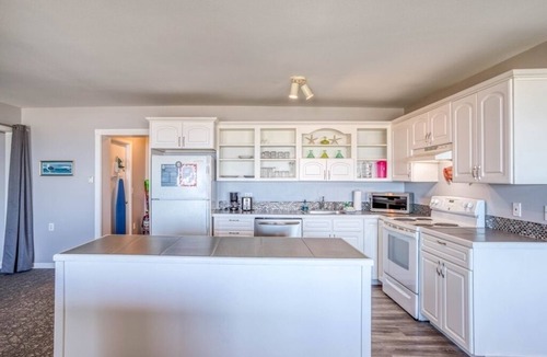 Lincoln City House | First Mate~2 bedroom oceanfront with beach access and HOT TUB!