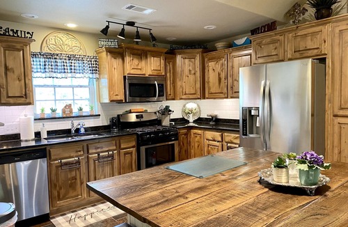 Grand Saline Cottage | First Monday Trade Days, spa, fire pit, grill on a 600 SF covered party deck.