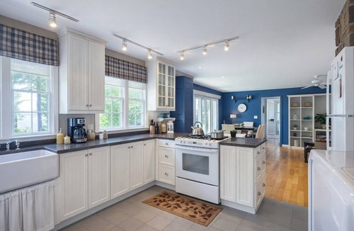 Bluewater Cottage | First on Elmslie Oasis, Lakefront