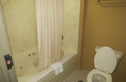 Caseyville Hotel | First Western Inn Caseyville