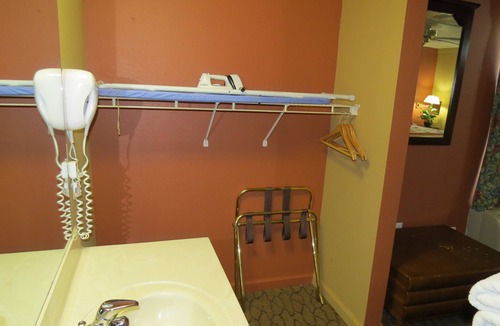 Caseyville Hotel | First Western Inn Caseyville