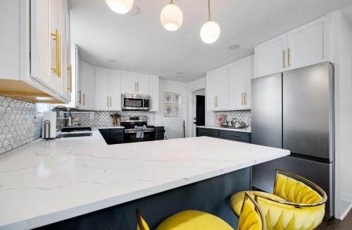 Lee's Summit House | FirstMarket-Opulent Downtown Getaway