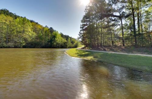 Heflin House | Fish and Hike Cabin Hideaway with Deck in Alabama