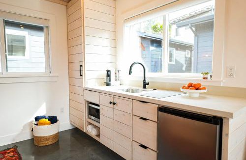 Stinson Beach Hotel | Fish Board Studio includes King Bed with Kitchenette and Futon