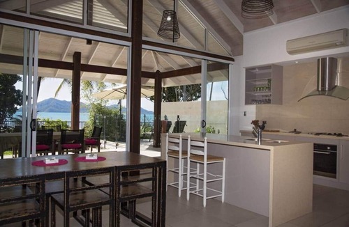 Mission Beach House | Fish on a Fence - Absolute Beachfront