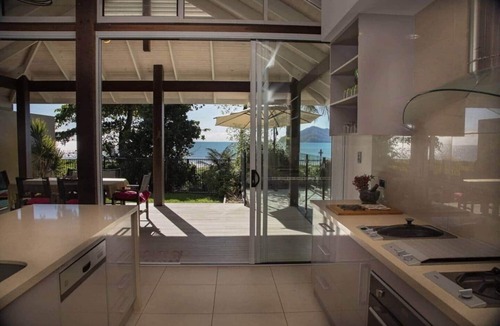 Mission Beach House | Fish on a Fence - Absolute Beachfront