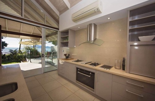 Mission Beach House | Fish on a Fence - Absolute Beachfront