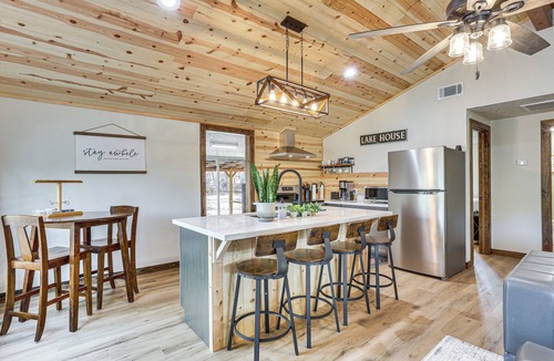 Brookeland Cabin | Fish Sam Rayburn! Secluded Cabin w/Deck & Grill