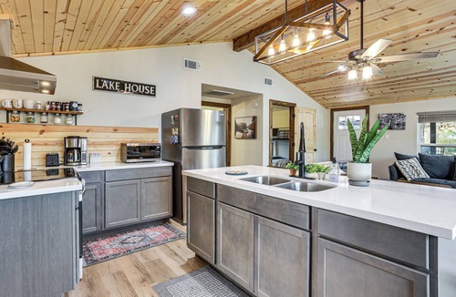 Brookeland Cabin | Fish Sam Rayburn! Secluded Cabin w/Deck & Grill