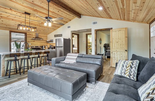 Brookeland Cabin | Fish Sam Rayburn! Secluded Cabin w/Deck & Grill