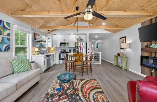 Ardmore Apartment | Fish Tales @ Lake Logan