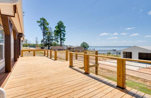 Negreet House | Fisherman’s Paradise: Lake-View Home in Many!
