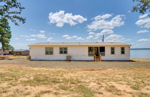 Negreet House | Fisherman’s Paradise: Lake-View Home in Many!