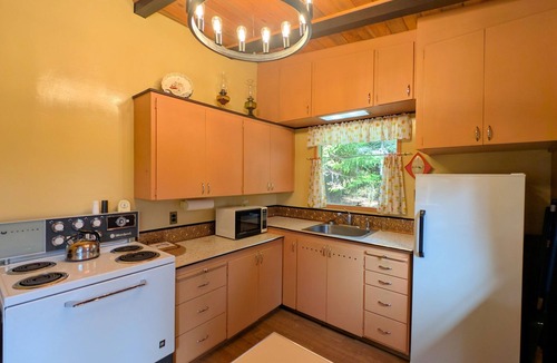 Florence Cabin | Fishers D'Lighthouse II – A 1960 Coastal Cabin