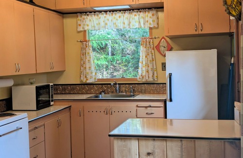 Florence Cabin | Fishers D'Lighthouse II – A 1960 Coastal Cabin
