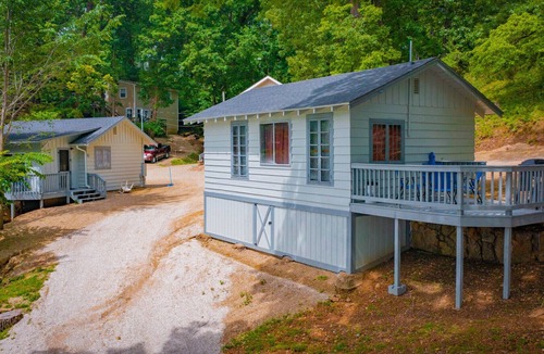 Lakeside Cabin | Fishing Cabin #5 2 queen beds and 1 bath dock