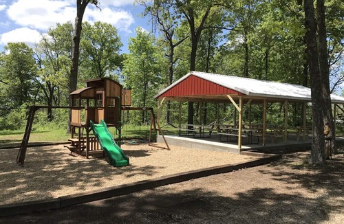 Cassville Cabin | Fishing & golfing getaway-Cabin 14